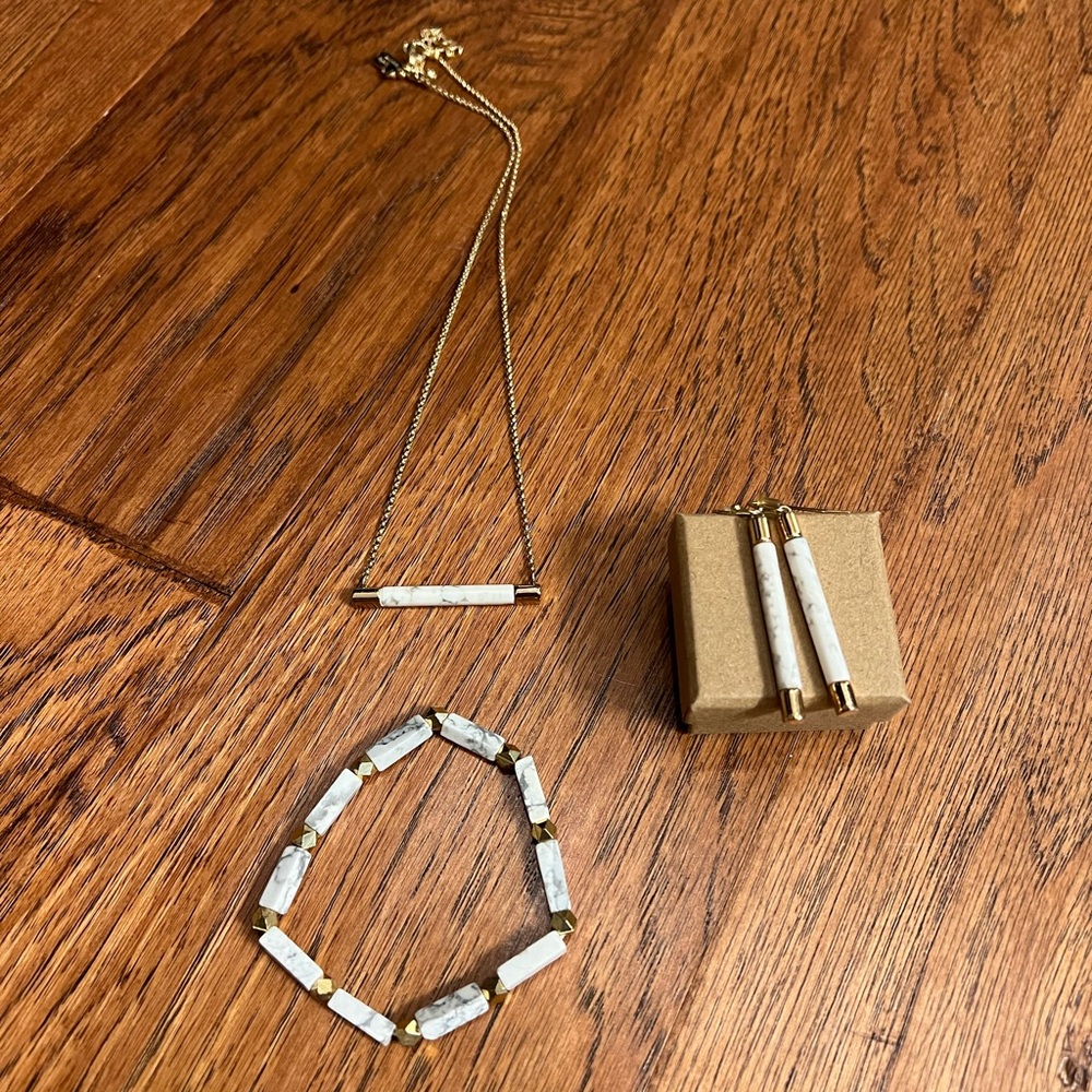 Elegant Gold and Marbled Stone Jewelry Set